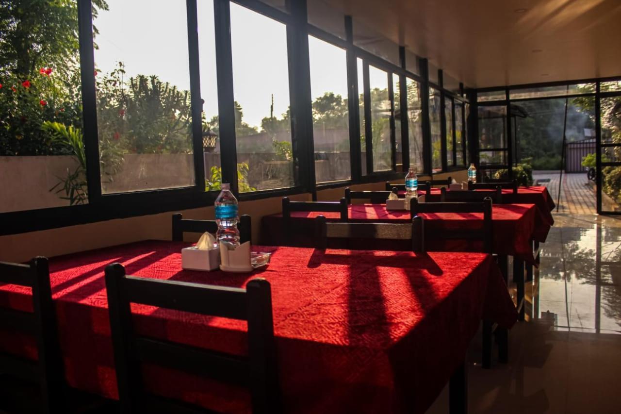 Hotel Flycatcher Chitwan- A Jungle Safari Home Sauraha Exterior foto