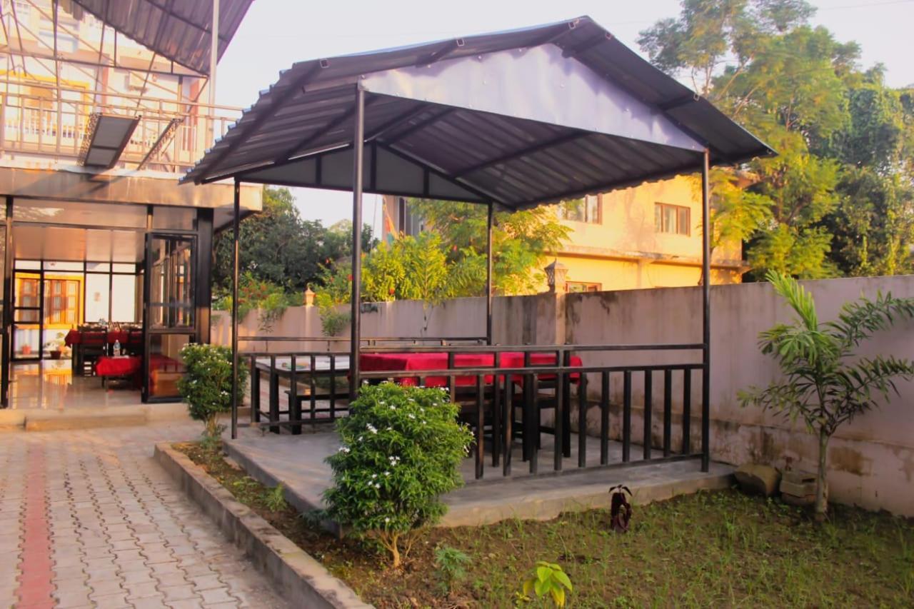 Hotel Flycatcher Chitwan- A Jungle Safari Home Sauraha Exterior foto
