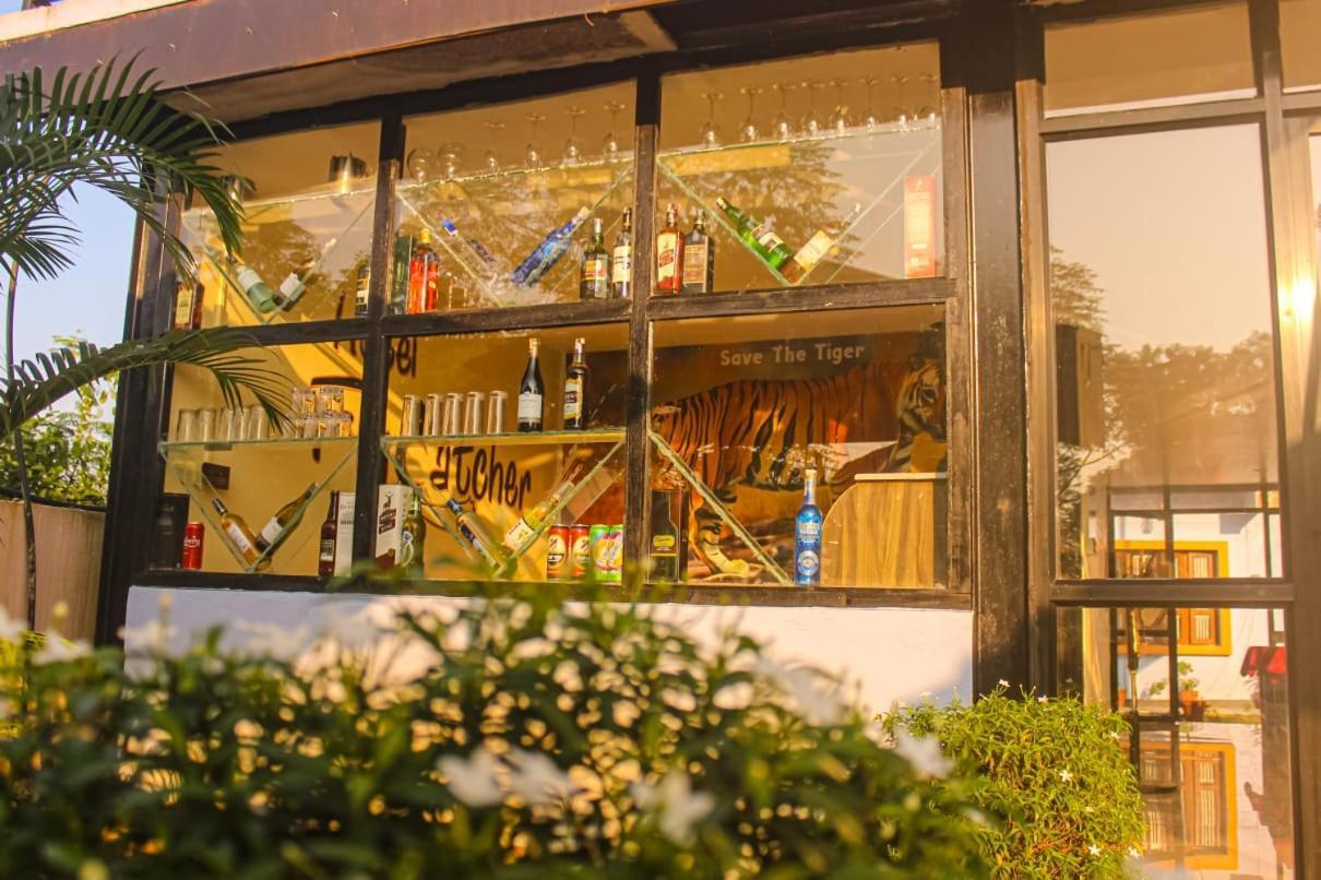 Hotel Flycatcher Chitwan- A Jungle Safari Home Sauraha Exterior foto