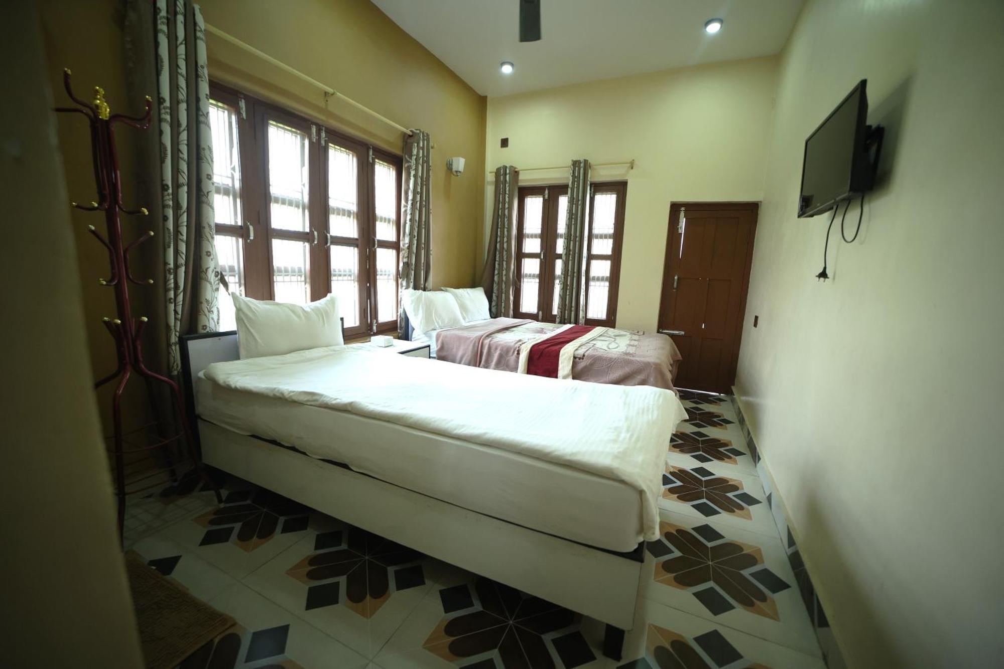 Hotel Flycatcher Chitwan- A Jungle Safari Home Sauraha Exterior foto