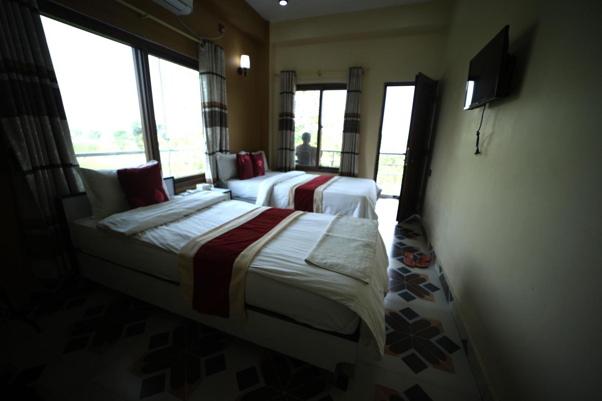 Hotel Flycatcher Chitwan- A Jungle Safari Home Sauraha Exterior foto