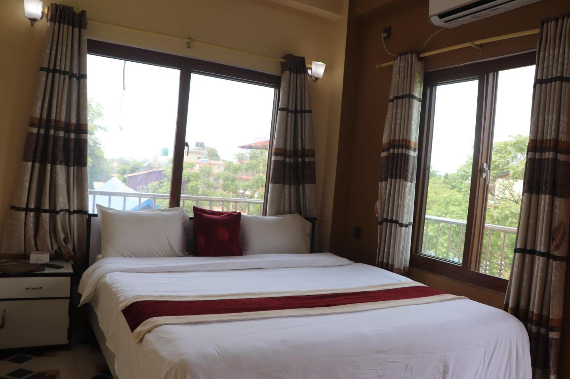 Hotel Flycatcher Chitwan- A Jungle Safari Home Sauraha Exterior foto