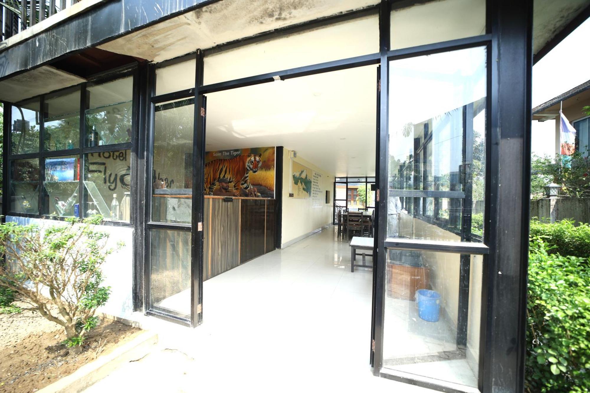 Hotel Flycatcher Chitwan- A Jungle Safari Home Sauraha Exterior foto