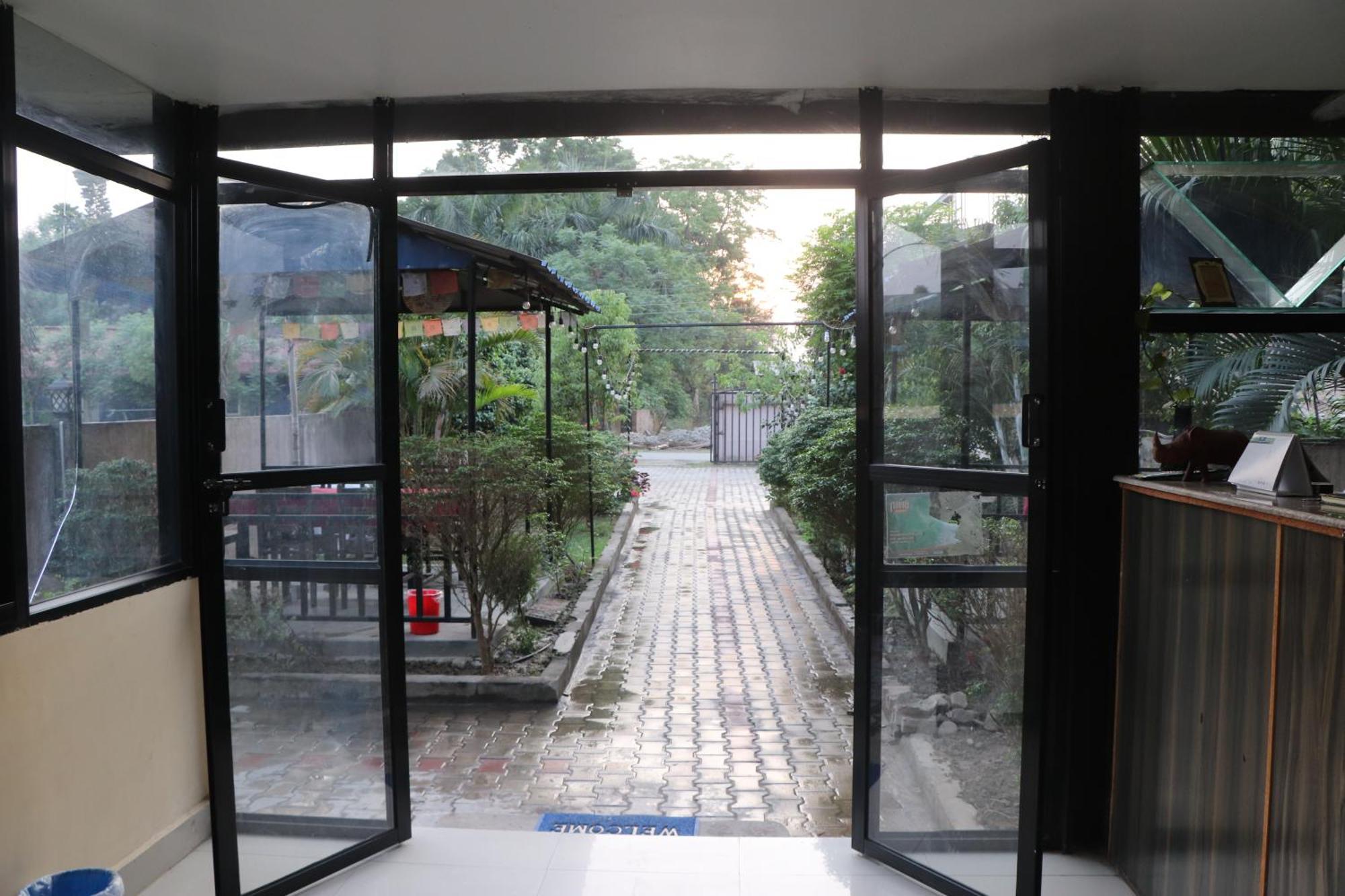 Hotel Flycatcher Chitwan- A Jungle Safari Home Sauraha Exterior foto