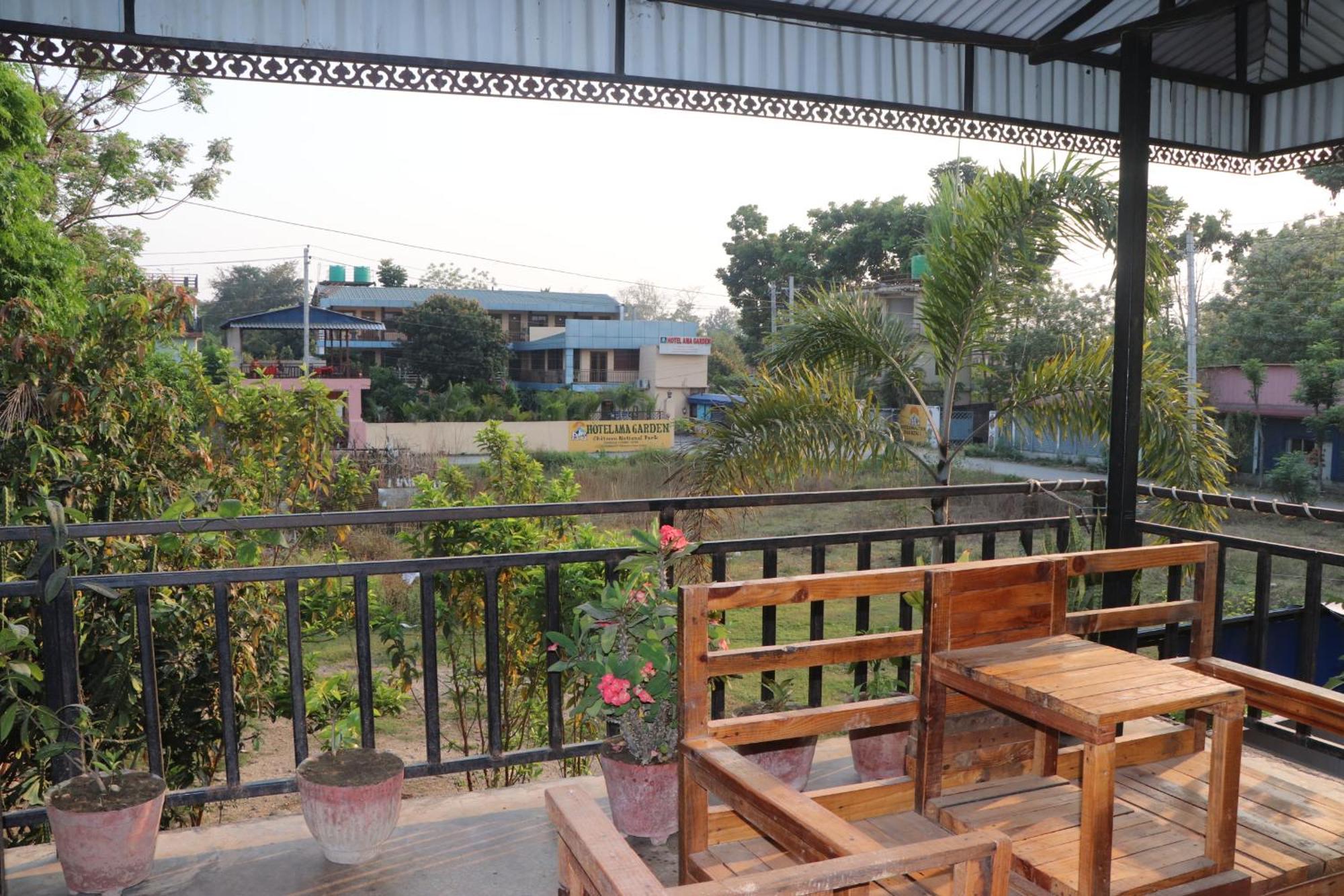 Hotel Flycatcher Chitwan- A Jungle Safari Home Sauraha Exterior foto