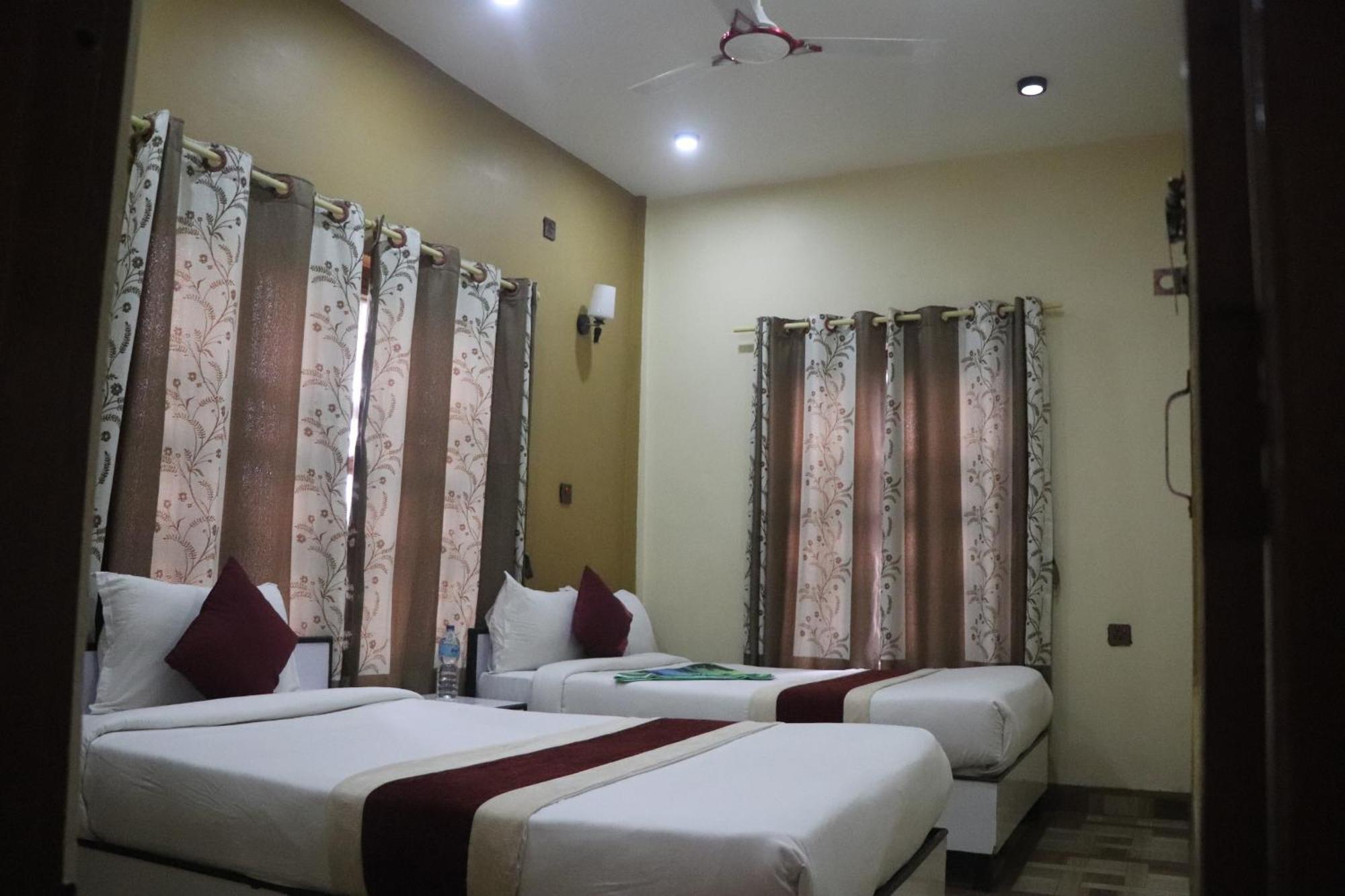 Hotel Flycatcher Chitwan- A Jungle Safari Home Sauraha Exterior foto