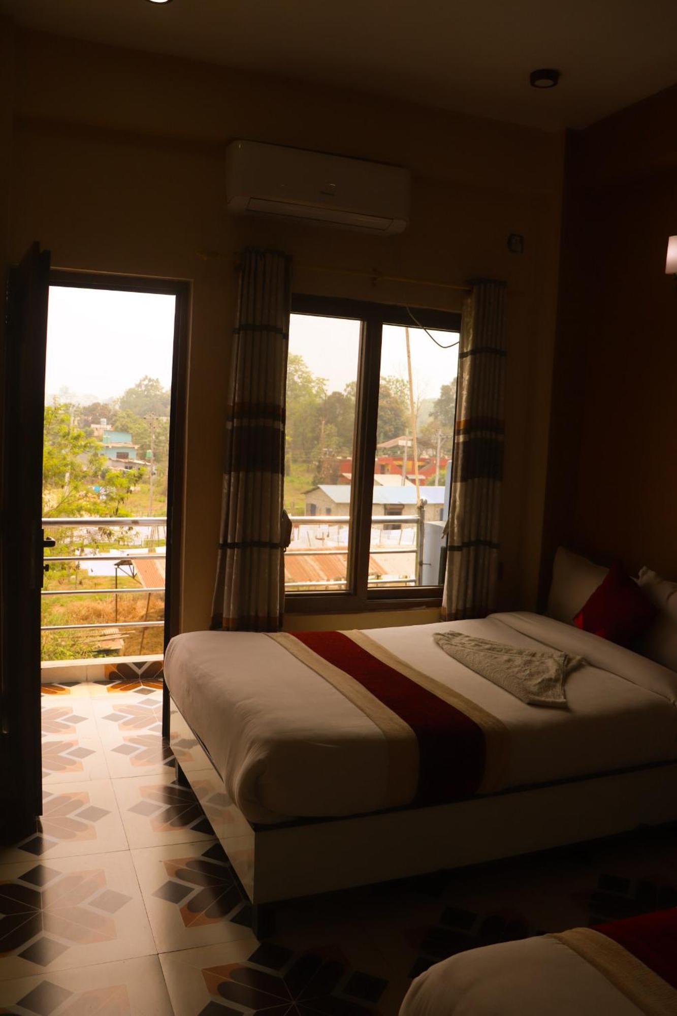 Hotel Flycatcher Chitwan- A Jungle Safari Home Sauraha Exterior foto